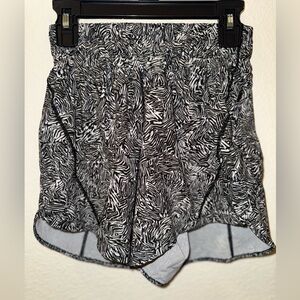 Lululemon Track That Mid-Rise Lined Short 5" shorts